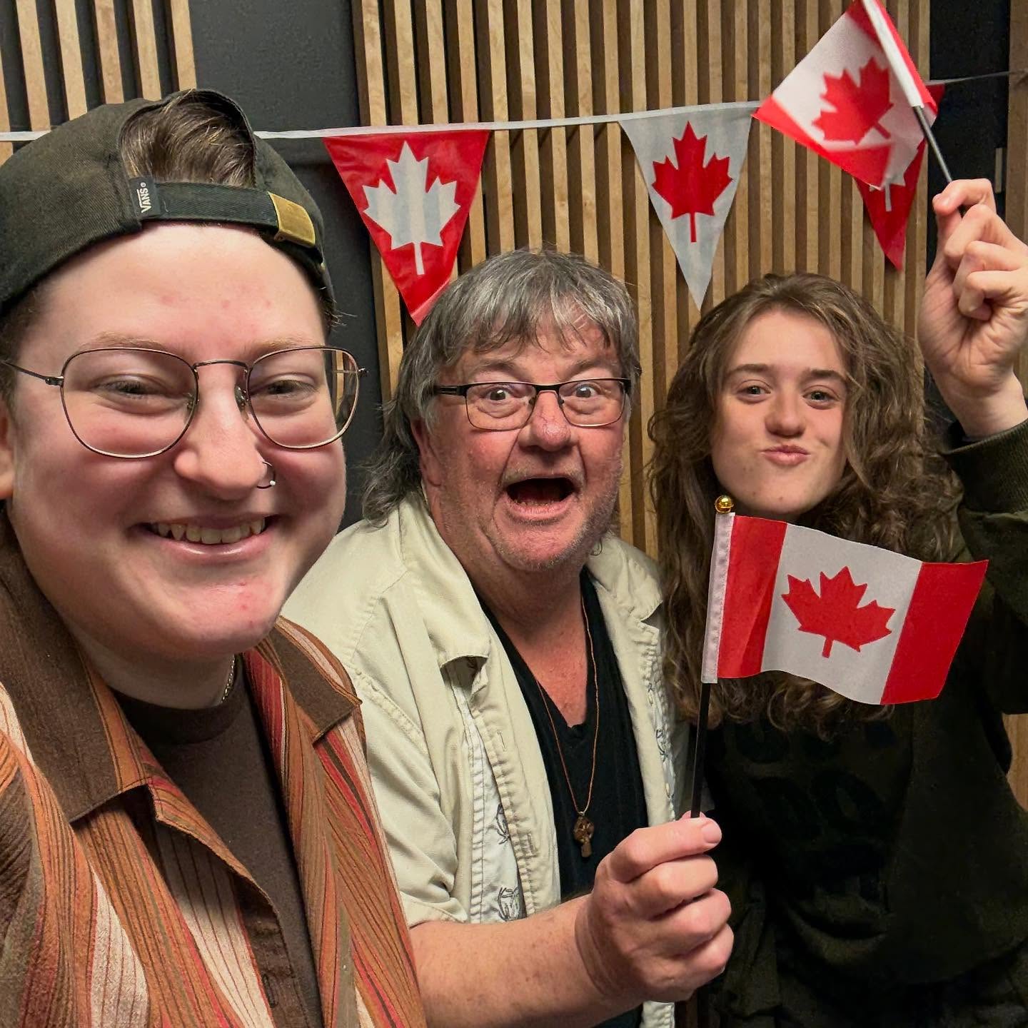 Nous avons fêté le jour du Canada au studio ce matin ! Ayez des bonnes célébrations aujourd’hui ! ❤️🤍❤️