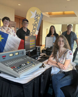 On vous souhaite une bonne fete des acadiens (même si on est une journée en retard) ! Nous avons eu du fun hier à Charlottetown et beaucoup de gens sont venus nous dire bonjour, incluant Mélina et Gélina !